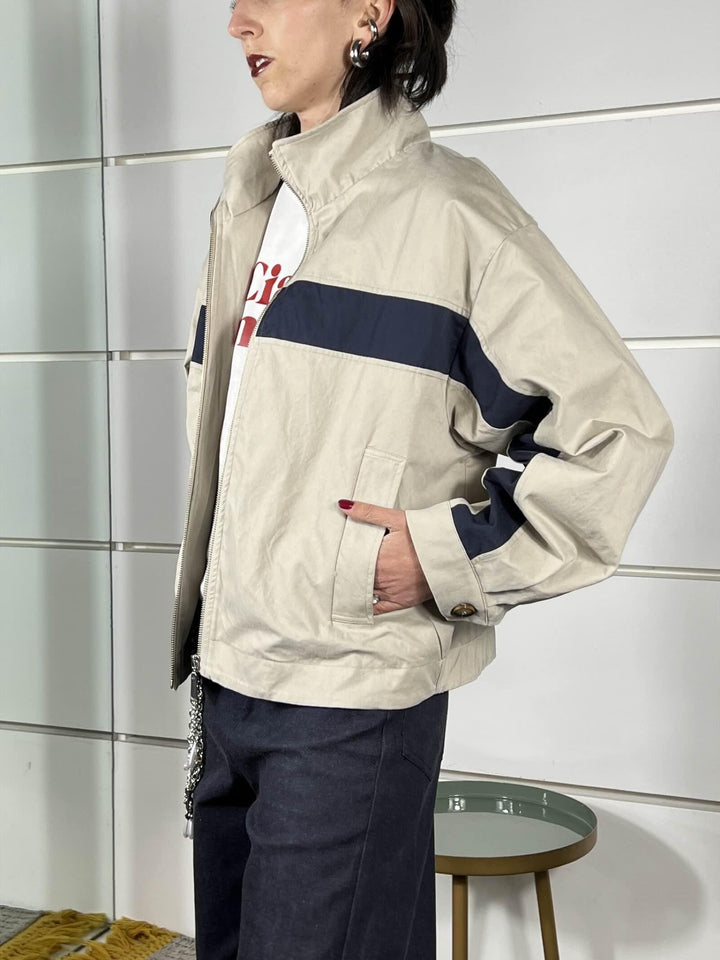 giubbotto beige ghiaccio a bomber con riga blu a collo alto PE260097BEIGE GHIACCIO TENSIONE IN
