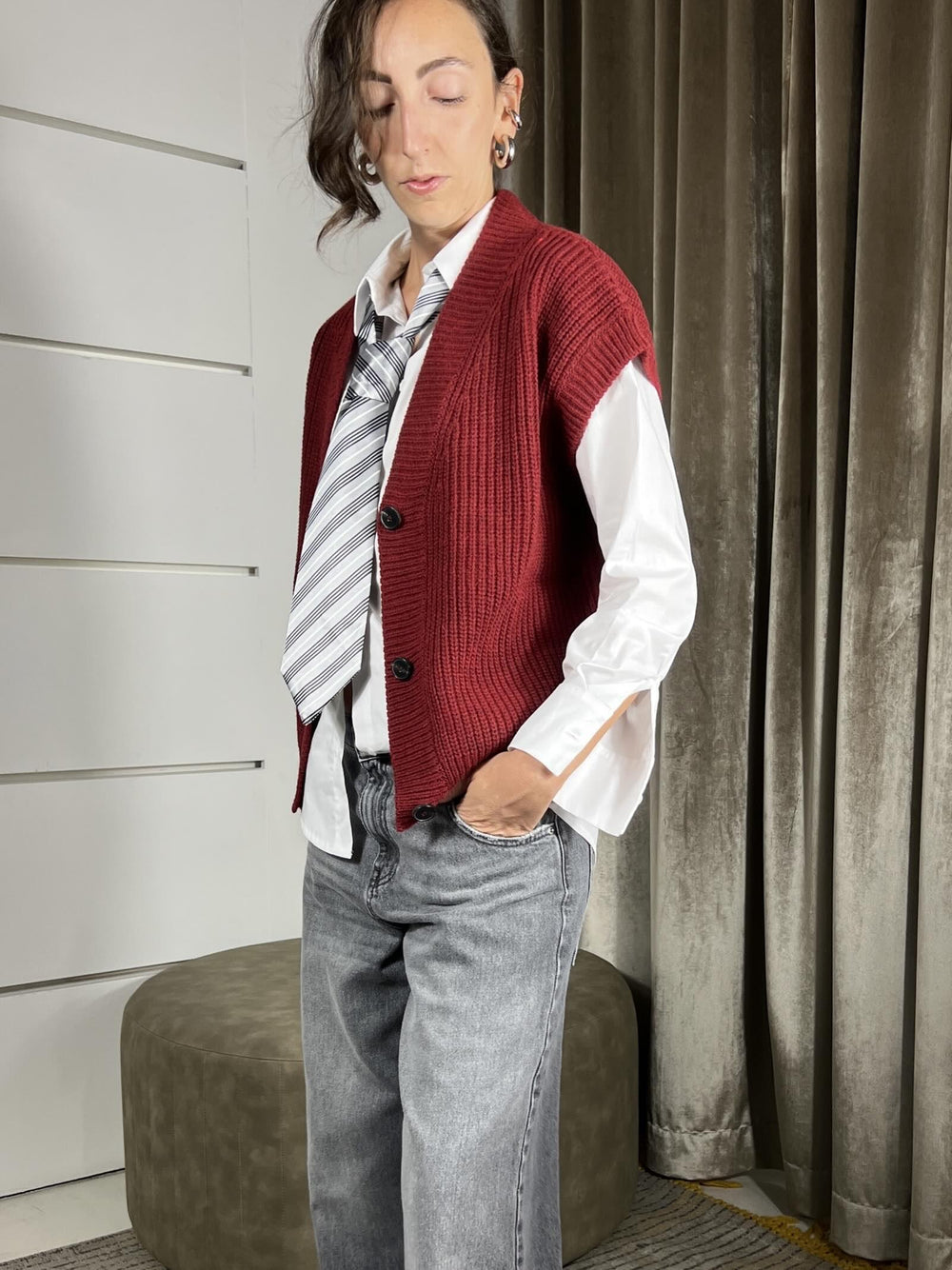 GILET BORDEAUX SCOLLO A V CON BOTTONI 55030FBORDEAUX VICOLO