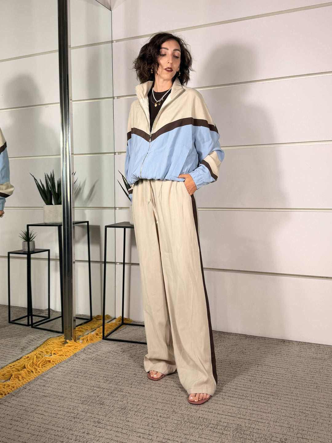 pantalone con banda laterale, elastico in vita, volendo si abbina al bomber. 87% viscosa 13% poliestere 26P4584GESSO/MORO TENSIONE IN
