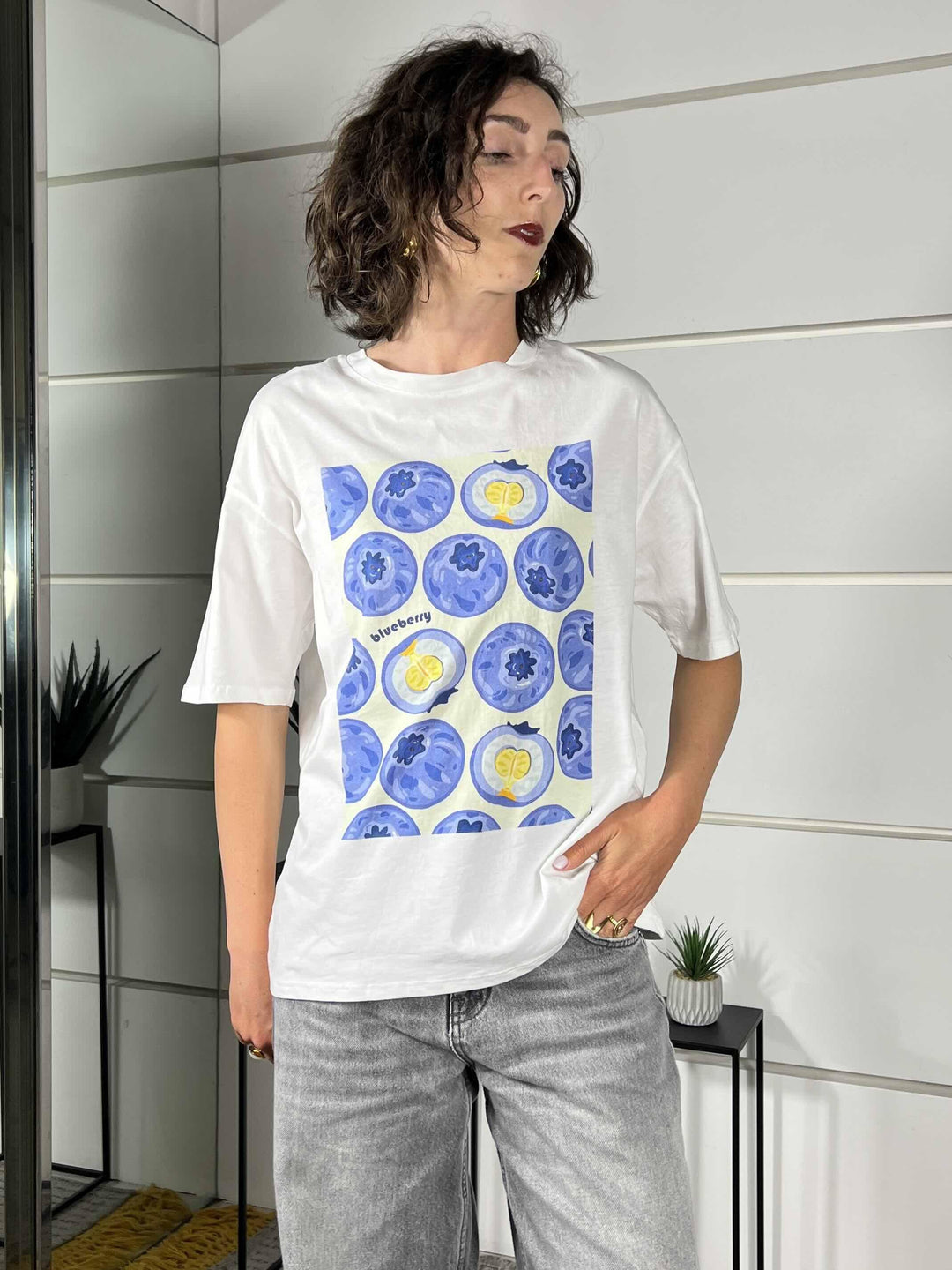t-shirt bianca con mirtilli 690002BLUEBERRY SPICY CAFE