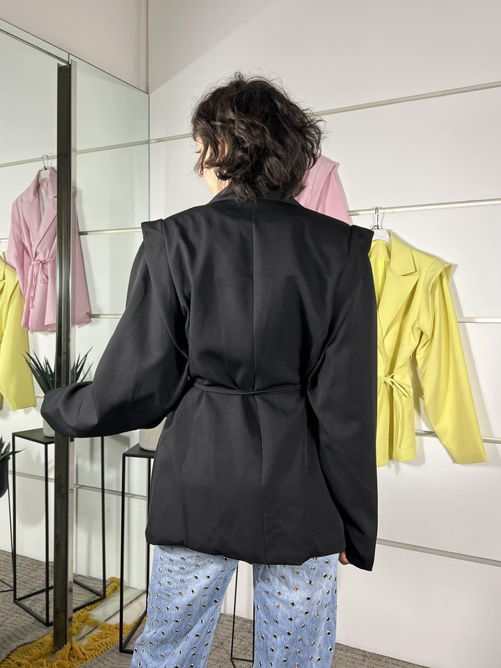 giacca viscosa ,spalla scesa con aletta e manica ampia,cintura a filo punto vita.95% poliestere 5% elastane. 26MP25076NERO FEMME SELECTION