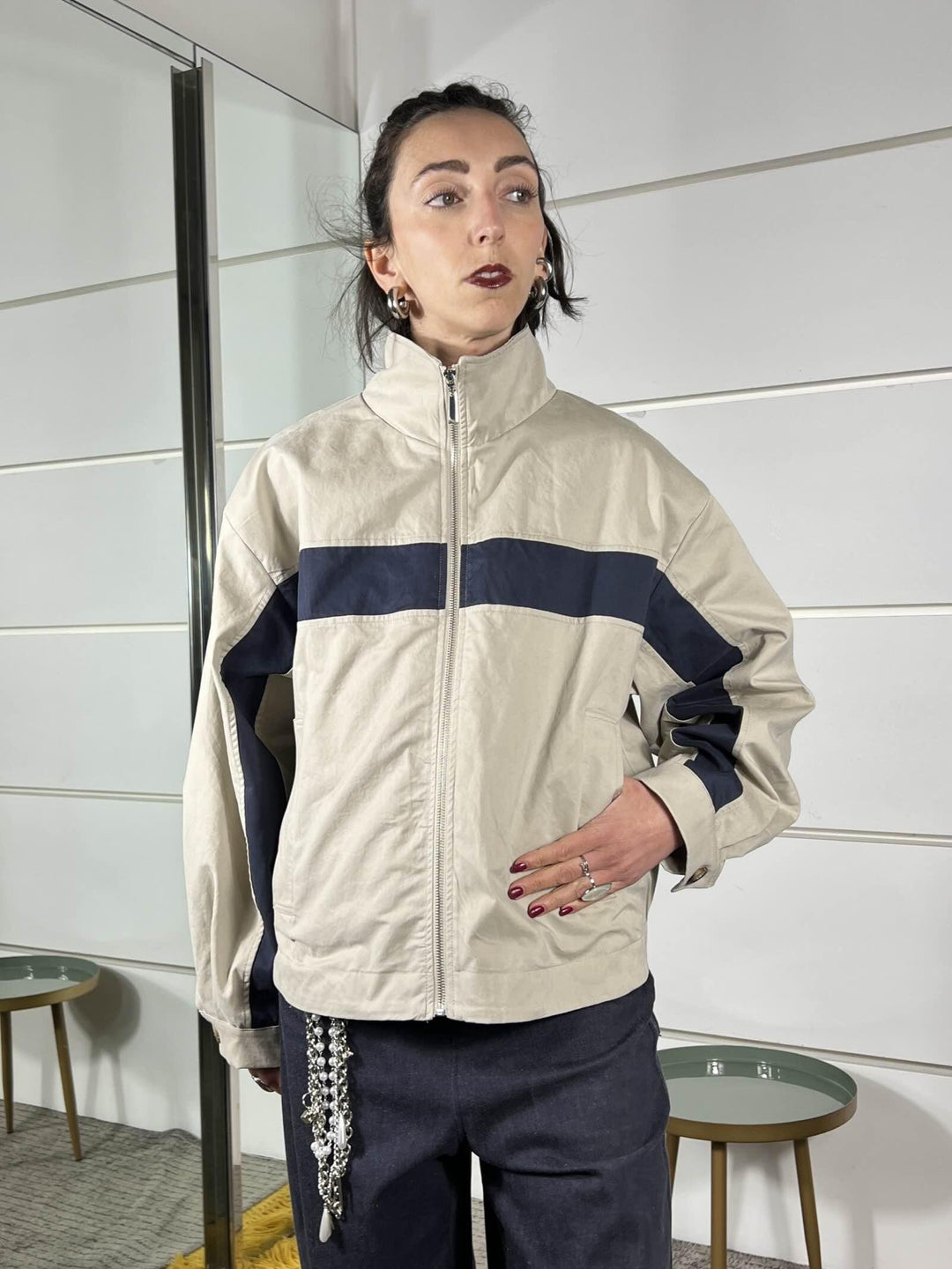 giubbotto beige ghiaccio a bomber con riga blu a collo alto PE260097BEIGE GHIACCIO TENSIONE IN