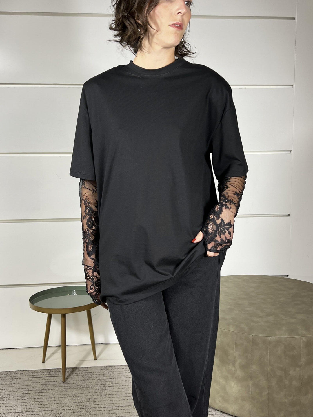 t-shirt con manica in pizzo e spallina imbottita nera UF0062NERO VICOLO