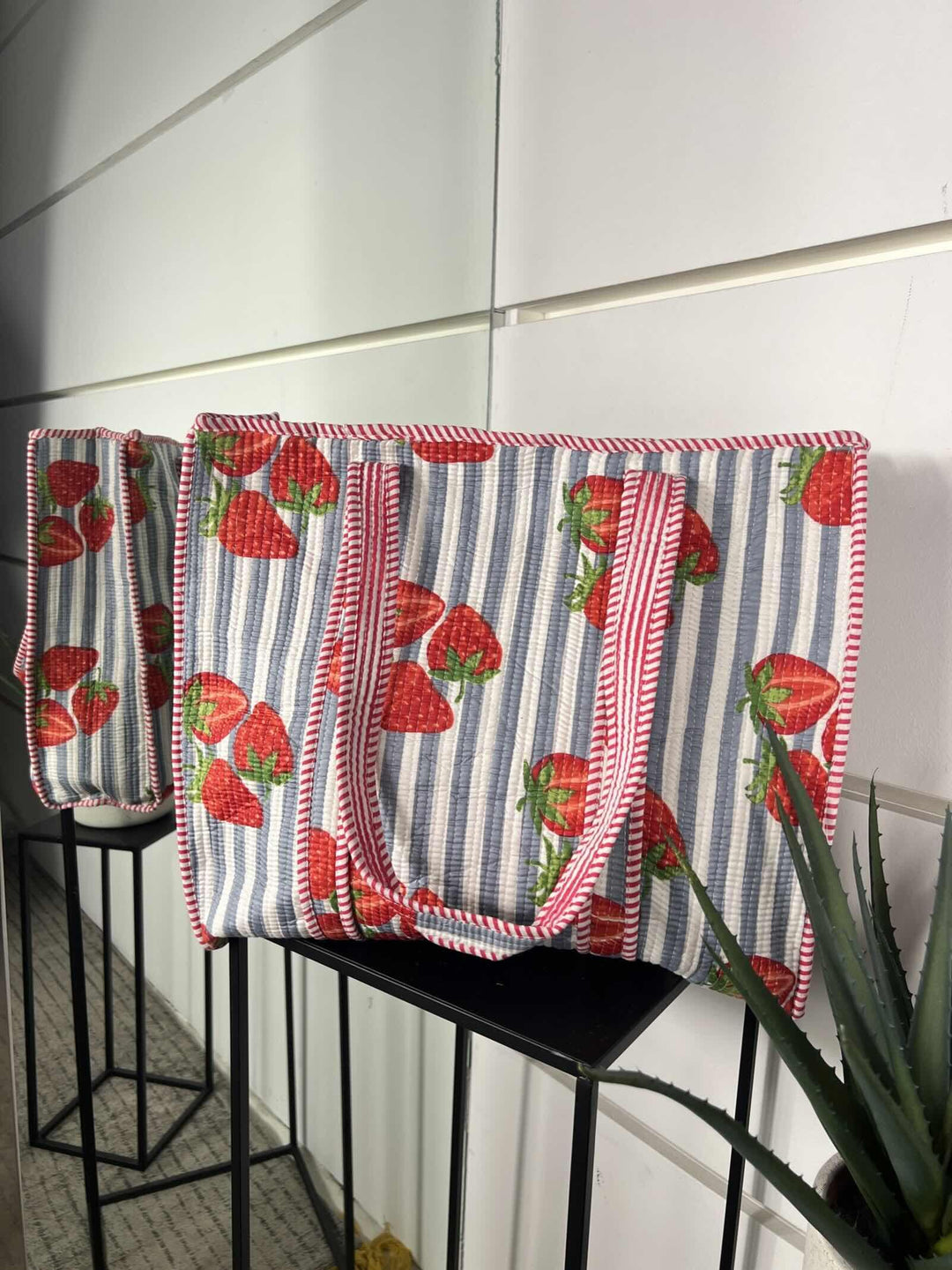 borsa in cotone con stampe, a spalla, chiusura con zip, tasca a parete CO-B0225FRAGOLA/AZZURRO FEMME CAFE SELECTION