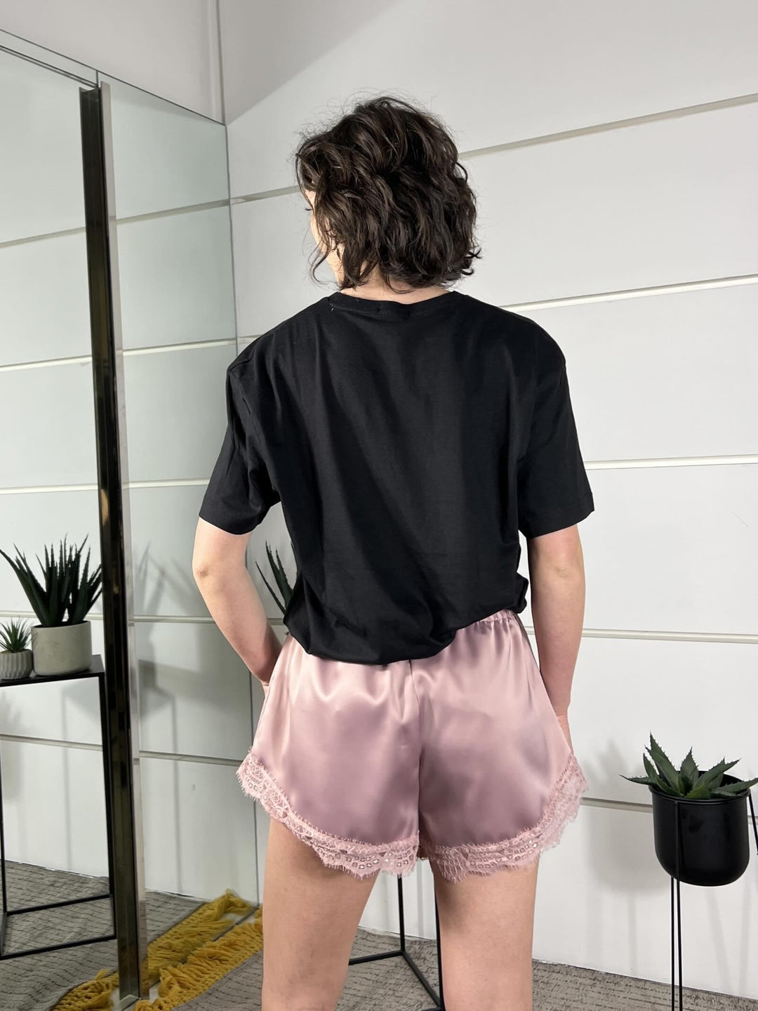 t-shirt nera con scritta oggi nera TSH40NERO SUSY MIX