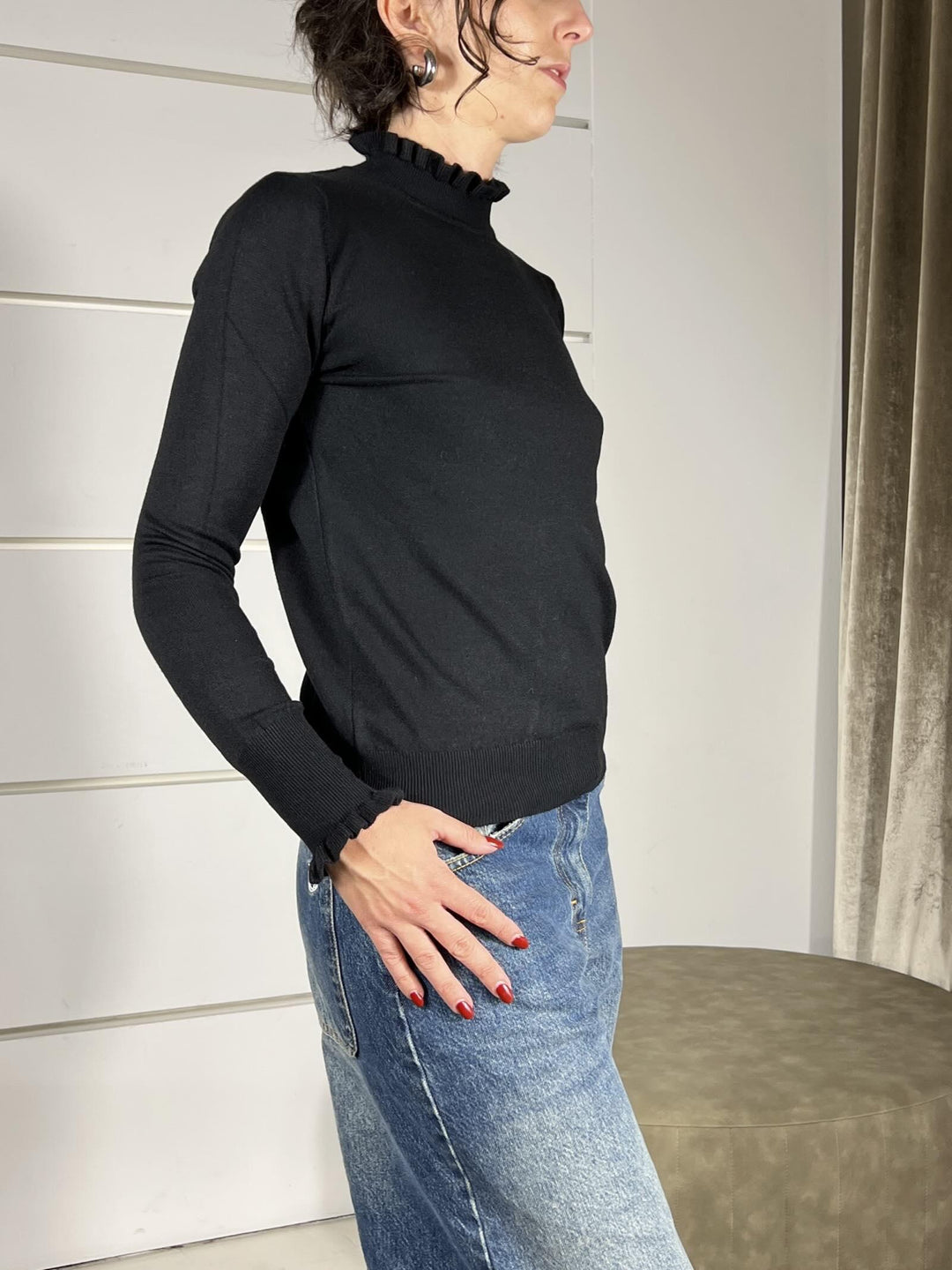 maglia nera in viscosa con rouches nel collo e nella manica MNC-P059NERO HAVE ONE