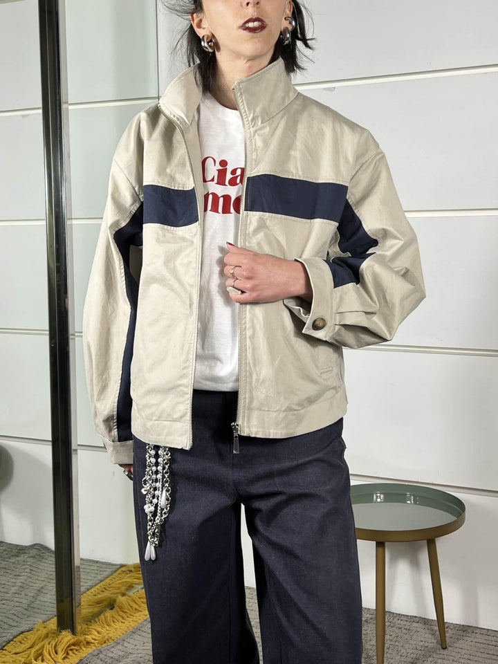 giubbotto beige ghiaccio a bomber con riga blu a collo alto PE260097BEIGE GHIACCIO TENSIONE IN