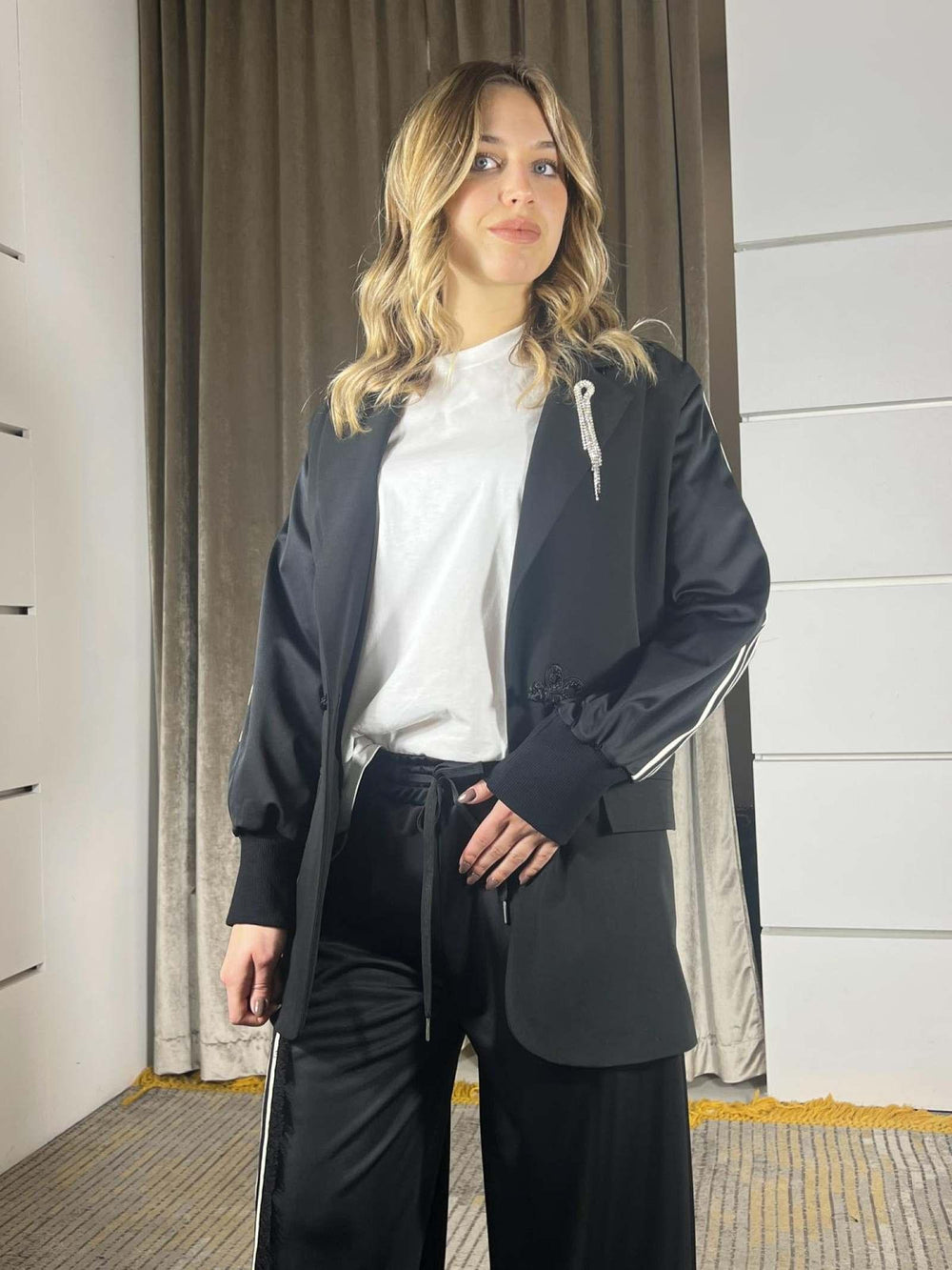 giacca over con bande, polsino e arricciatura nel retro S3387NERO SUSY MIX