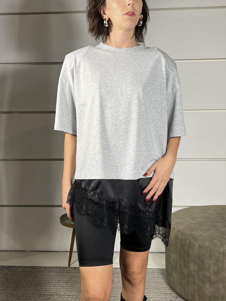 t-shirt grigia con spallina e nel fondo inserto satin e in pizzo 26M1026GRIGIO/NERO TENSIONE IN